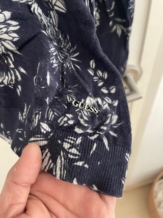 Camisola Guess floral azul e branco