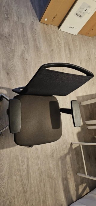 Silla de oficina negra y plateada