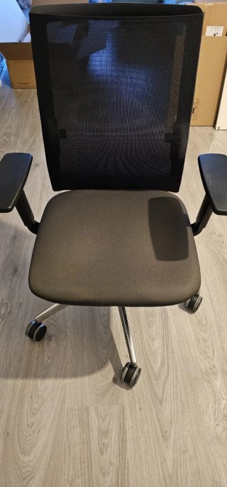 Silla de oficina negra y plateada
