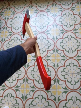Hacha de juguete grande