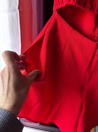 Mono corto rojo escotado con bolsillos