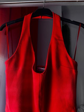 Mono corto rojo escotado con bolsillos