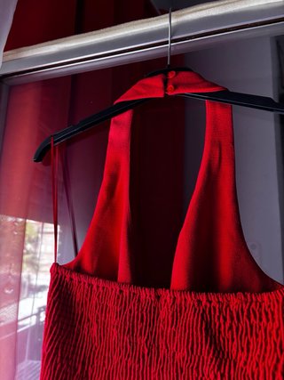 Mono corto rojo escotado con bolsillos