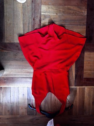 Mono corto rojo escotado con bolsillos
