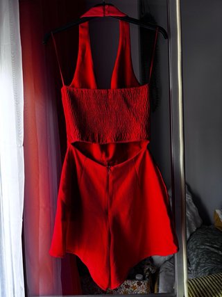 Mono corto rojo escotado con bolsillos
