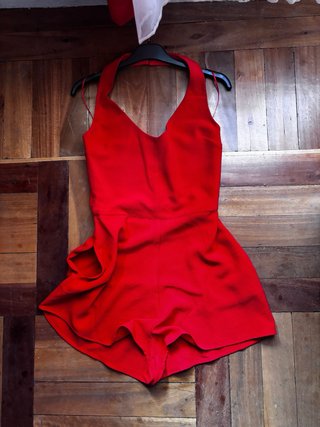 Mono corto rojo escotado con bolsillos