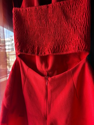 Mono corto rojo escotado con bolsillos