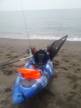 Kayak de pesca azul con poco uso