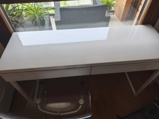 Mesa de estudio blanca moderna