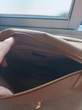 Bolso marrón con detalle serpiente y dorado