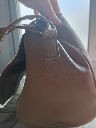 Bolso marrón con detalle serpiente y dorado