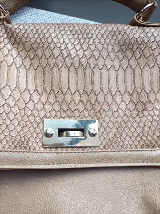 Bolso marrón con detalle serpiente y dorado