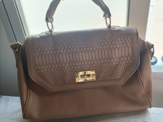Bolso marrón con detalle serpiente y dorado