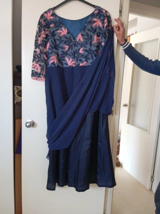 Traje de fiesta azul y rosa