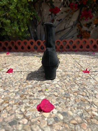 Botín ante negro hebilla dorada
