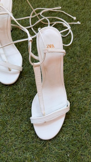 Sandalias de tacón blancas atadas