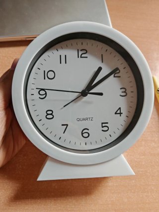 Reloj de mesa blanco