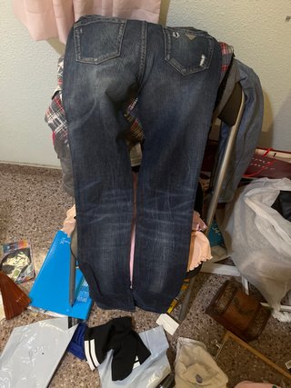 Pantalón vaquero Guess desgastado