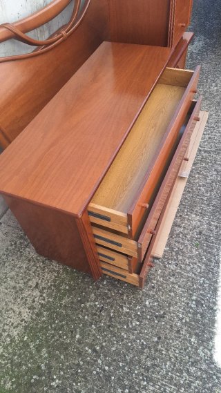 Cómoda de madera con 4 cajones