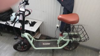 Patinete eléctrico con asiento y cesta