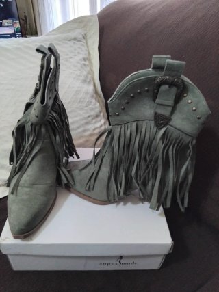Botines verdes con flecos y tachuelas