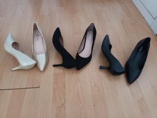Zapatos de tacón negros y dorados