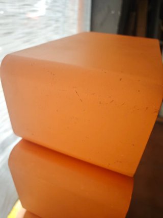 Estanterías apilables naranjas de madera