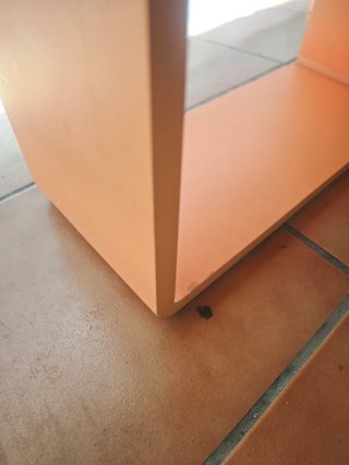 Estanterías apilables naranjas de madera