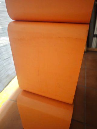 Estanterías apilables naranjas de madera