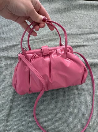 Bolso rosa de mano y hombro