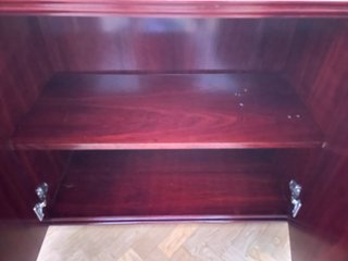 Mueble aparador de madera (color granate)
