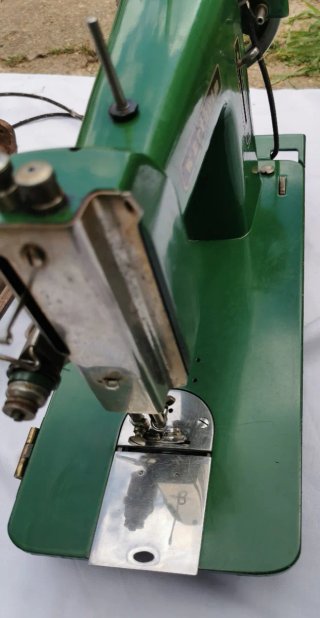 Máquina de coser Wertheim verde