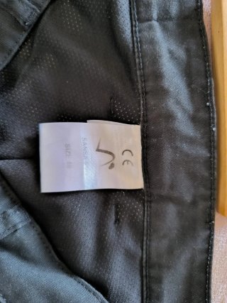 Pantalones de moto negros (protecciones incluidas)