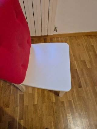 Silla blanca con cojín rojo