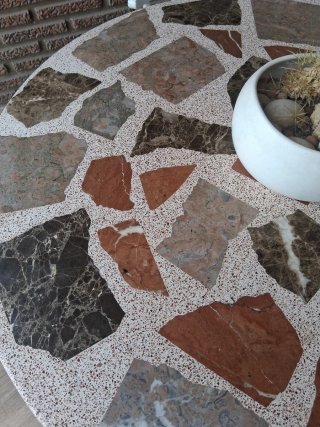 Mesa de piedra con 4 sillas