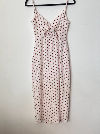 Vestido blanco con lunares rojos