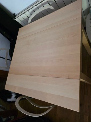 Mesa de comedor o cocina de madera clara