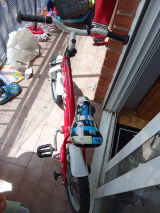 Bicicleta infantil roja