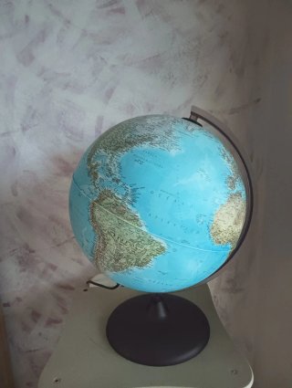 Globo terráqueo iluminado