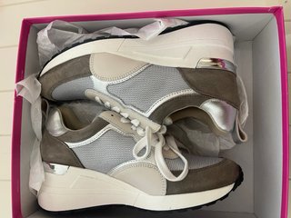 Zapatillas Mascaró grises y plateadas sin estrenar