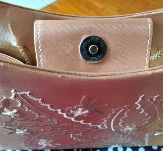 Pochette in raso color crema con ricami