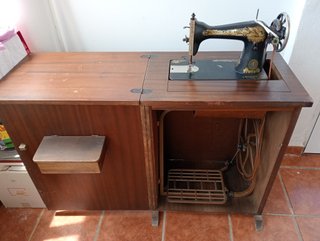 Máquina de coser Singer con mueble castellano