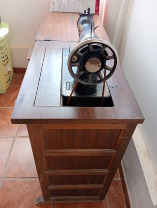 Máquina de coser Singer con mueble castellano