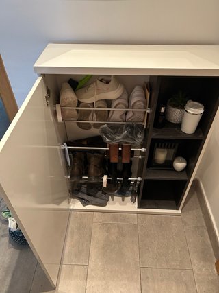 Mueble zapatero beige y negro con espejo incluido