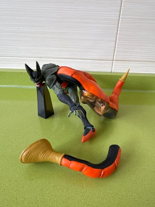 Figura de cell con cola y c 18