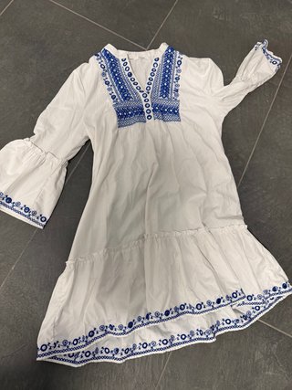 Vestido de verano blanco y azul