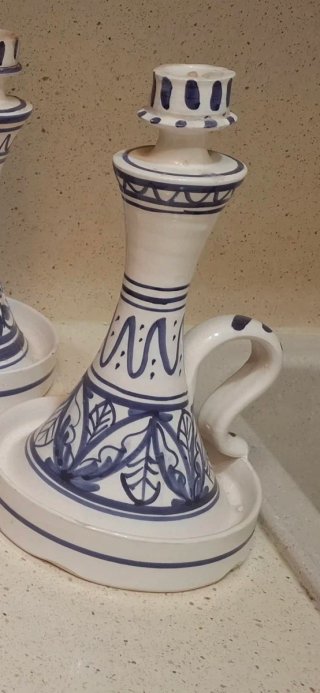 Cerámica azul y blanca decorada