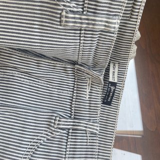 Pantalón pitillo rayas grises y blancas