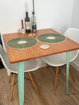 Mesa comedor cuadrada + 2 sillas