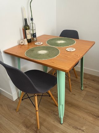 Mesa comedor cuadrada + 2 sillas